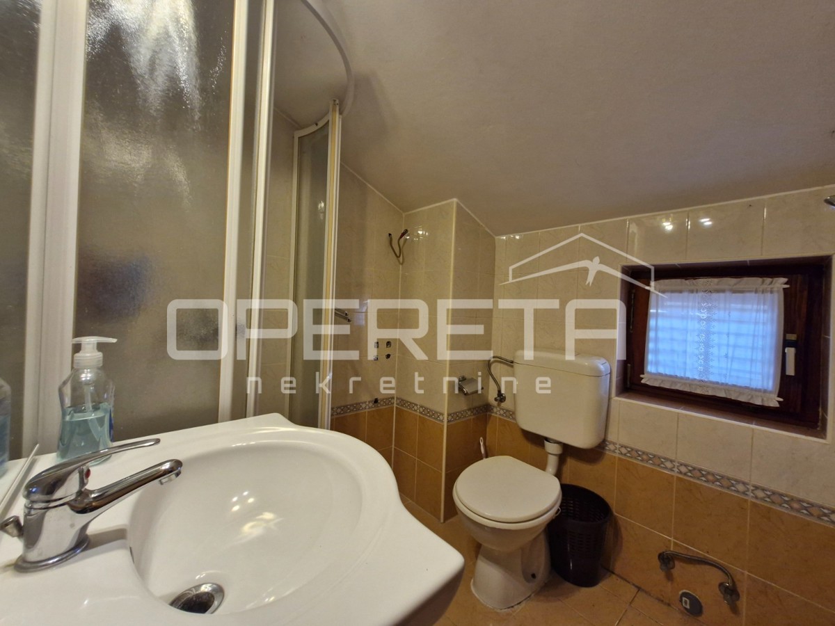 Vrstna hiša v centru Bal z velikim potencialom!