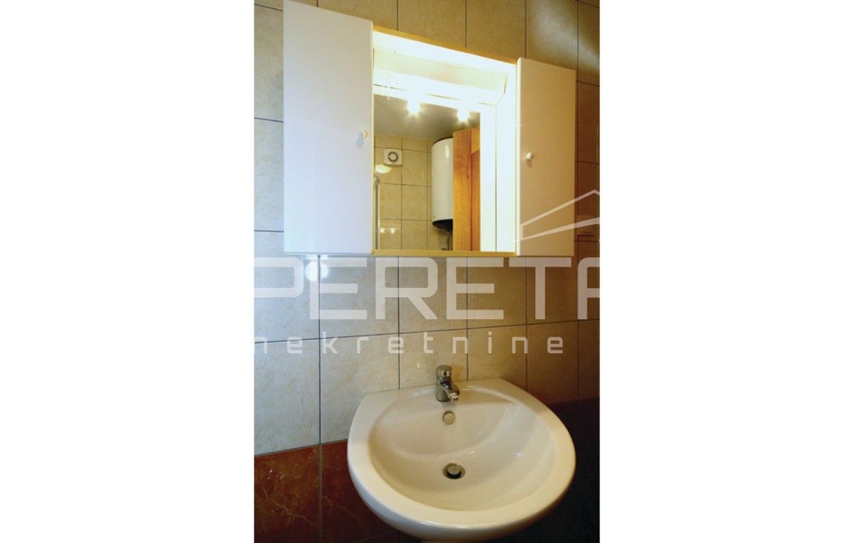 Vižinada – Kamnita hiša s teraso in dodatnim bivalnim prostorom