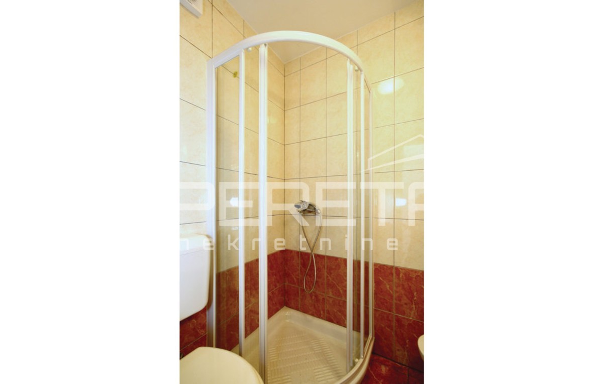 Vižinada – Kamnita hiša s teraso in dodatnim bivalnim prostorom