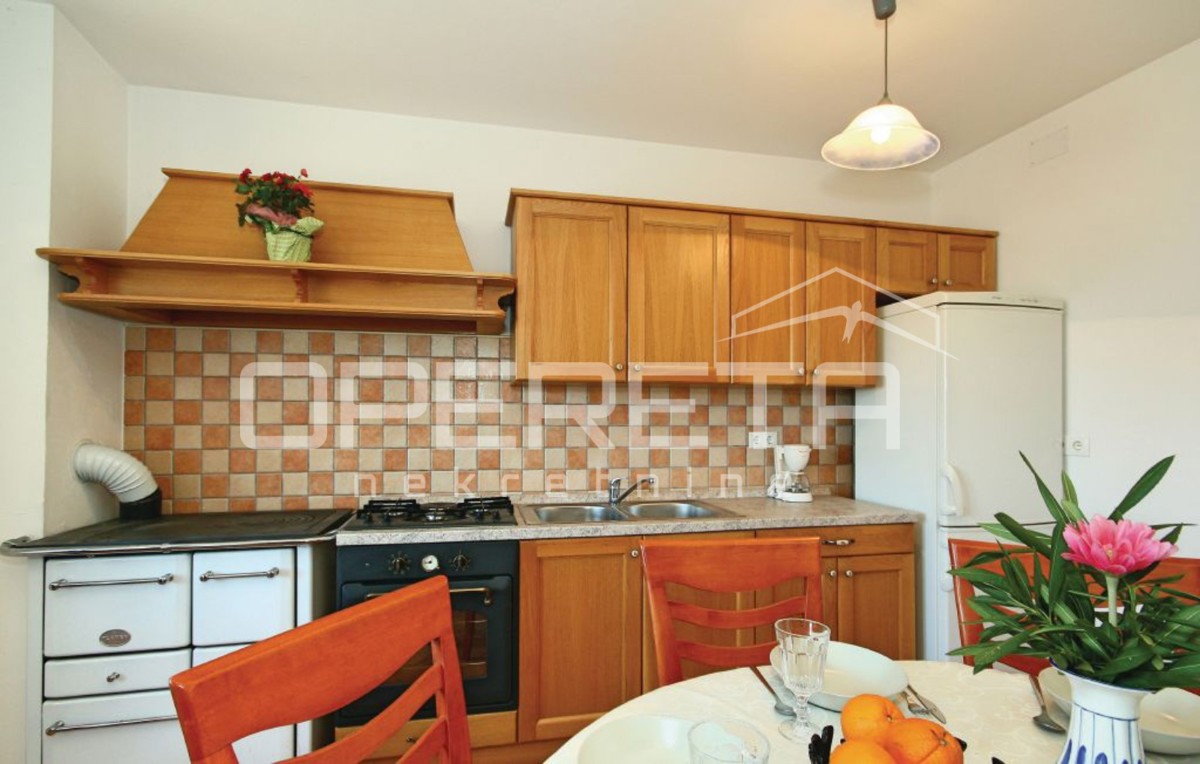 Vižinada – Kamnita hiša s teraso in dodatnim bivalnim prostorom