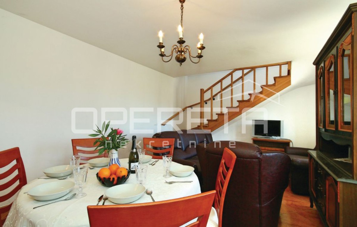 Vižinada – Kamnita hiša s teraso in dodatnim bivalnim prostorom