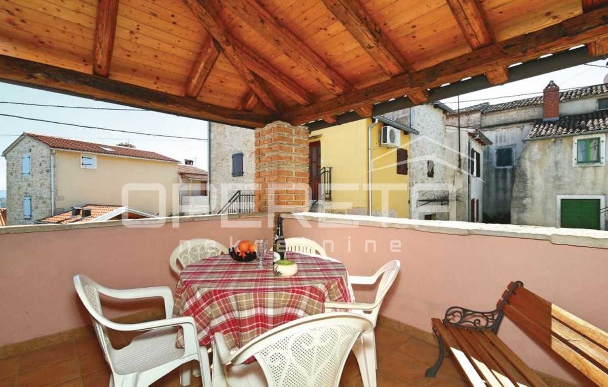 Vižinada – Kamnita hiša s teraso in dodatnim bivalnim prostorom