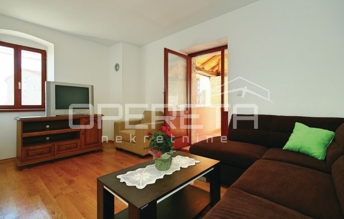 Vižinada – Kamnita hiša s teraso in dodatnim bivalnim prostorom