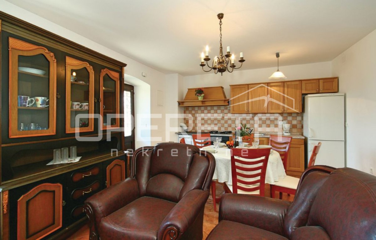 Vižinada – Kamnita hiša s teraso in dodatnim bivalnim prostorom