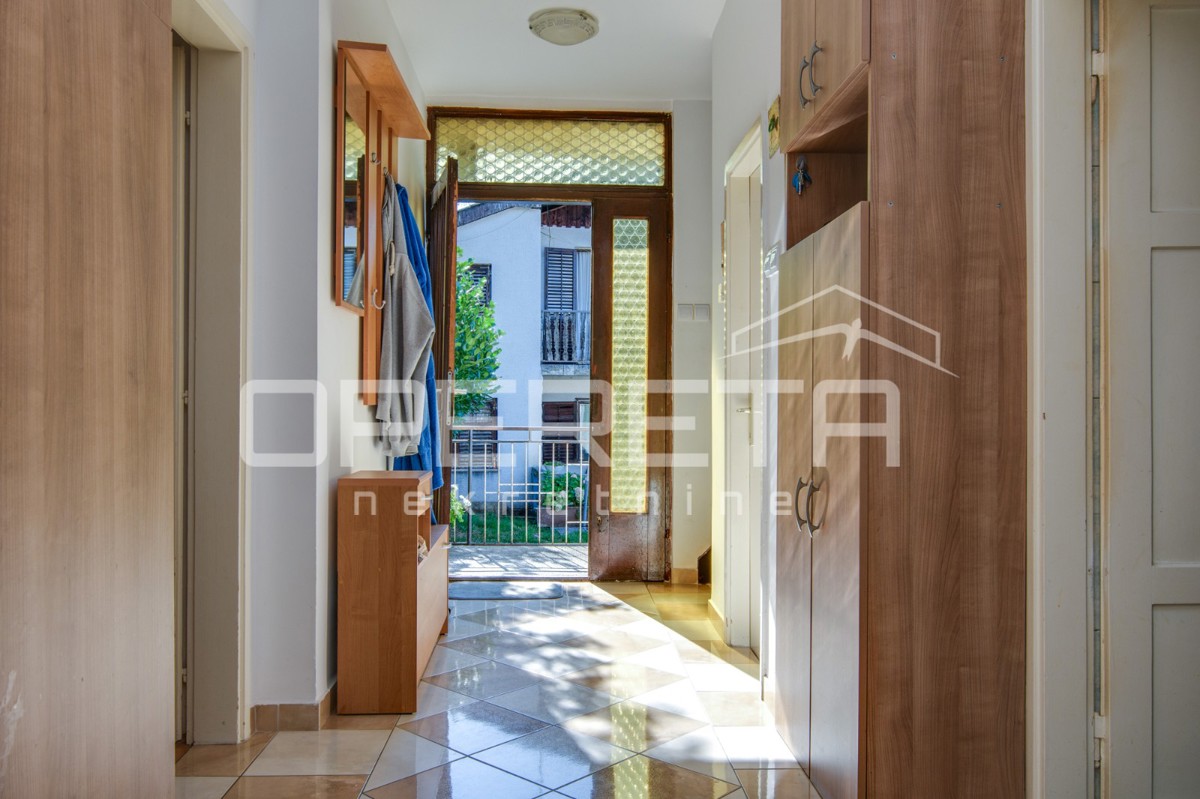 PRODAJA, REMETE, REMETSKI KAMENJAK, 2 SAMOSTOJEČE HIŠE NA PARCELI OD 1440m2.