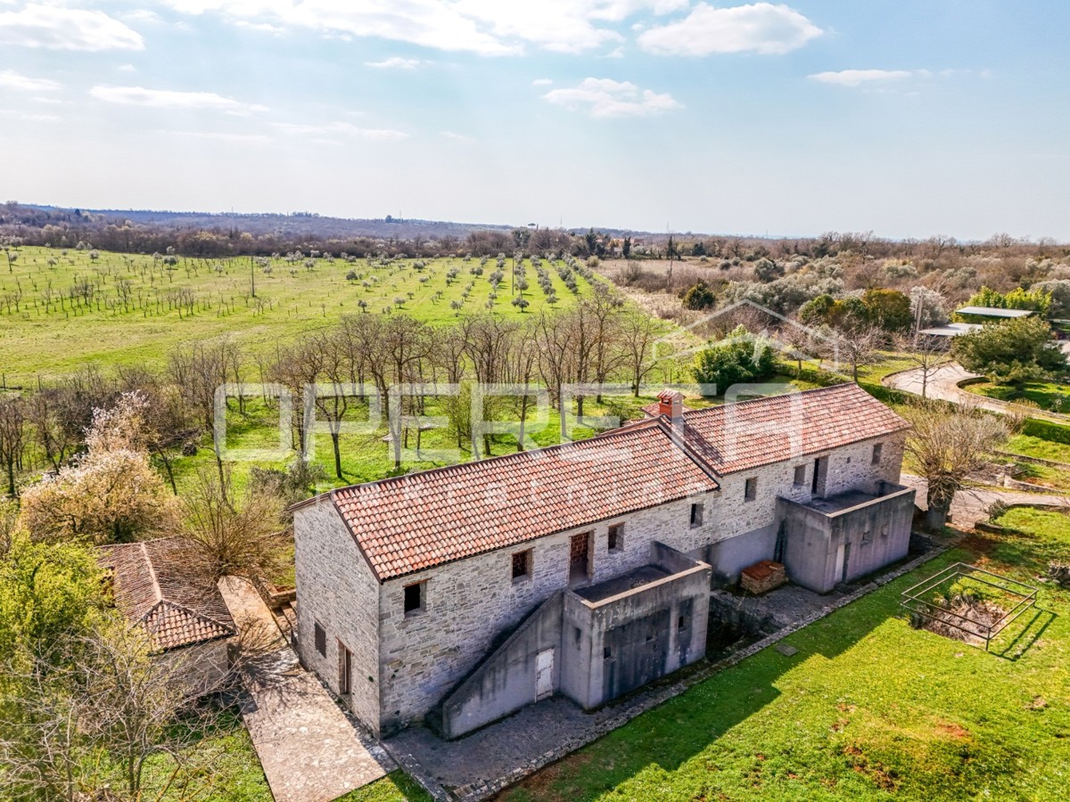 Buje, Kaštel - posestvo 1909 m2 z gostinsko namembnostjo in nastanitvijo