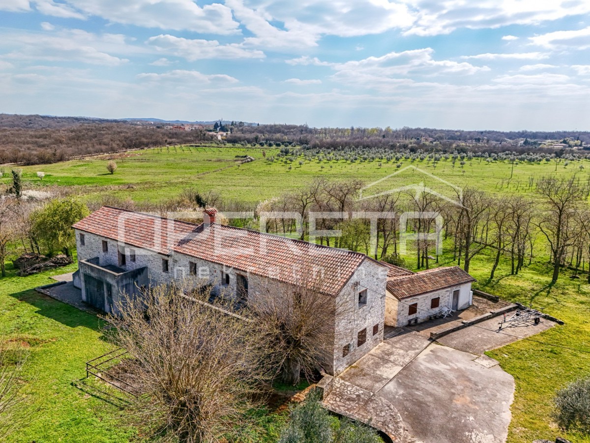Buje, Kaštel - posestvo 1909 m2 z gostinsko namembnostjo in nastanitvijo