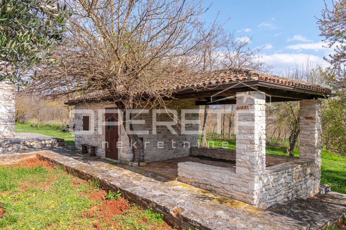 Buje, Kaštel - posestvo 1909 m2 z gostinsko namembnostjo in nastanitvijo