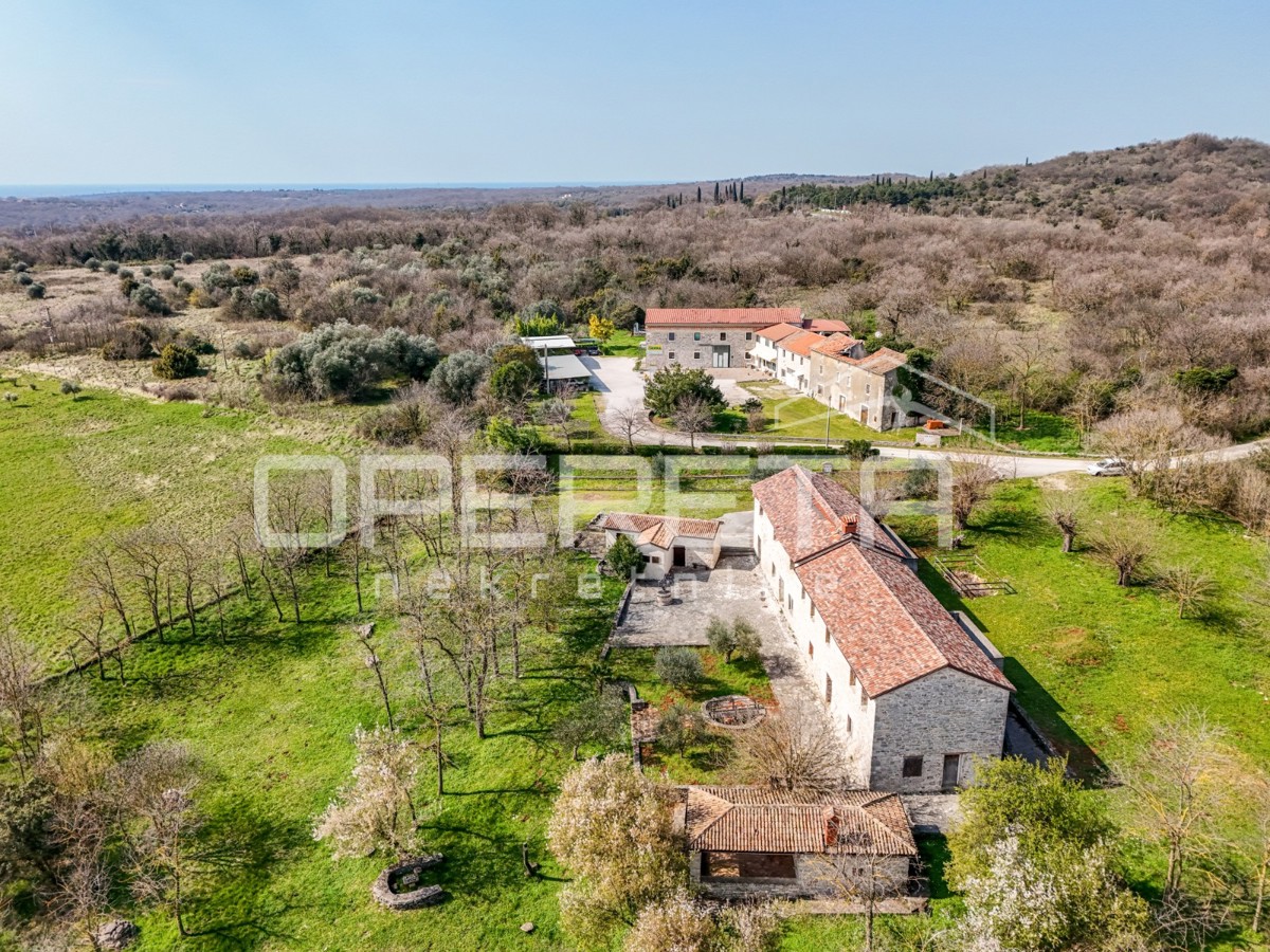 Buje, Kaštel - posestvo 1909 m2 z gostinsko namembnostjo in nastanitvijo