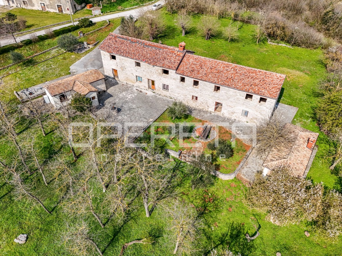 Buje, Kaštel - posestvo 1909 m2 z gostinsko namembnostjo in nastanitvijo