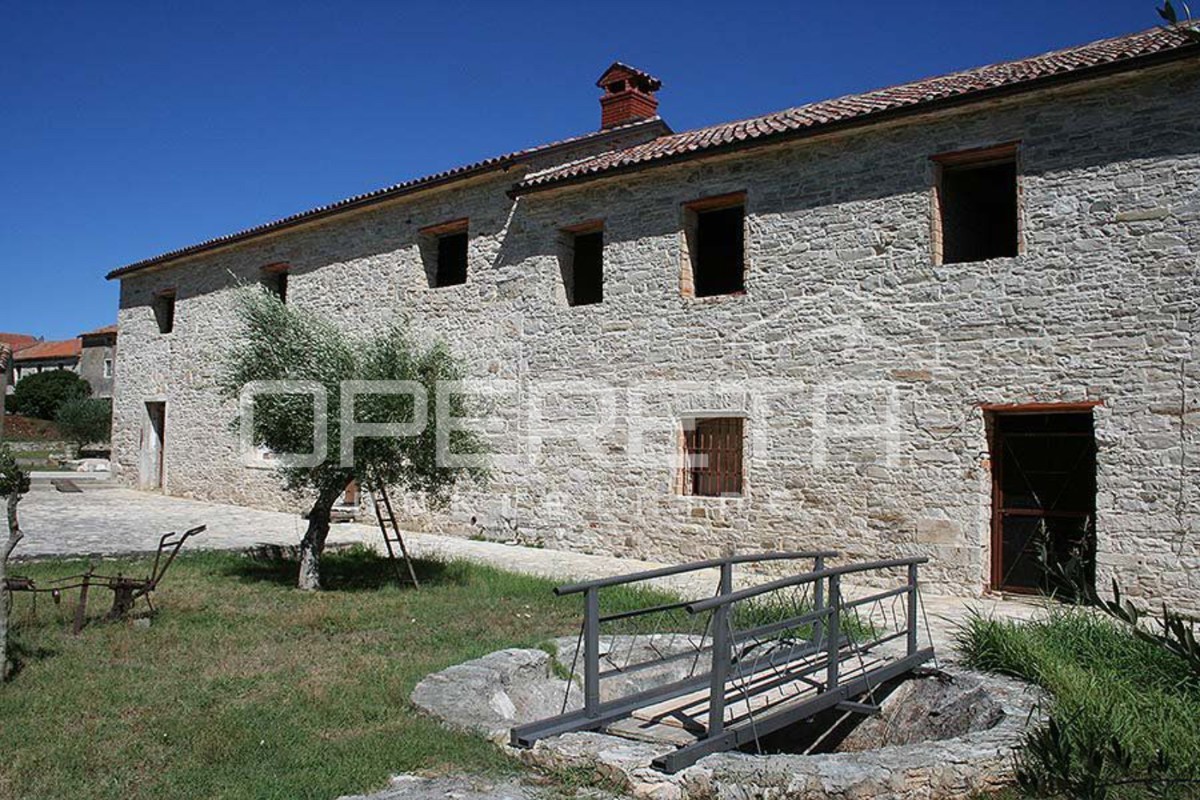 Buje, Kaštel - posestvo 1909 m2 z gostinsko namembnostjo in nastanitvijo