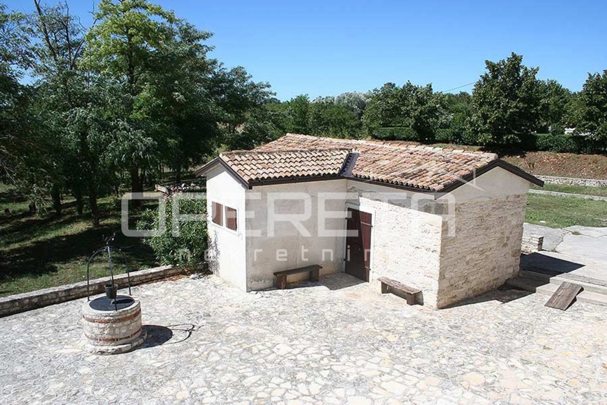 Buje, Kaštel - posestvo 1909 m2 z gostinsko namembnostjo in nastanitvijo