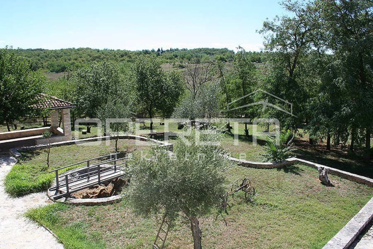 Buje, Kaštel - posestvo 1909 m2 z gostinsko namembnostjo in nastanitvijo