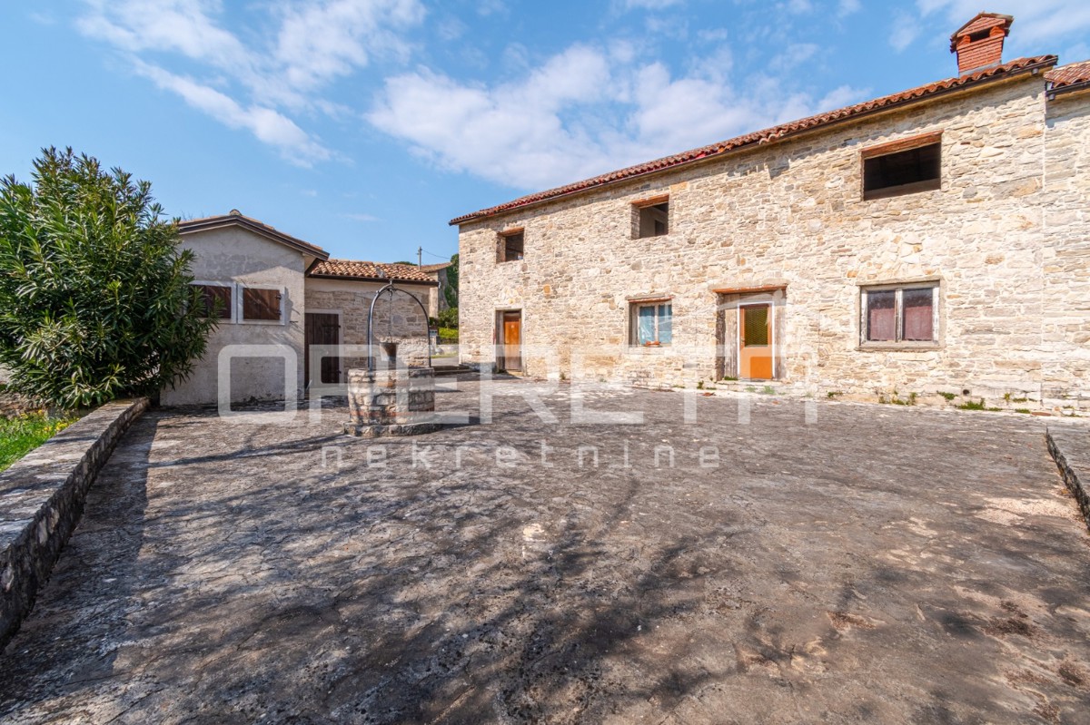 Buje, Kaštel - posestvo 1909 m2 z gostinsko namembnostjo in nastanitvijo