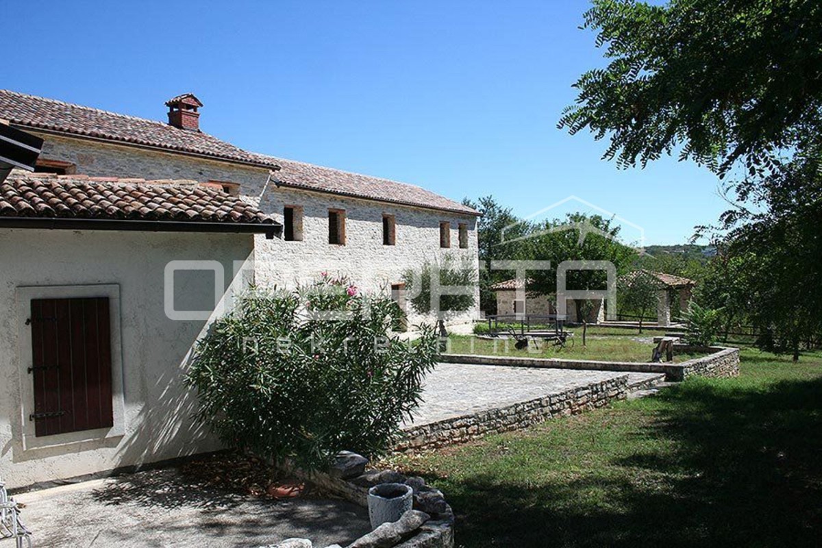 Buje, Kaštel - posestvo 1909 m2 z gostinsko namembnostjo in nastanitvijo