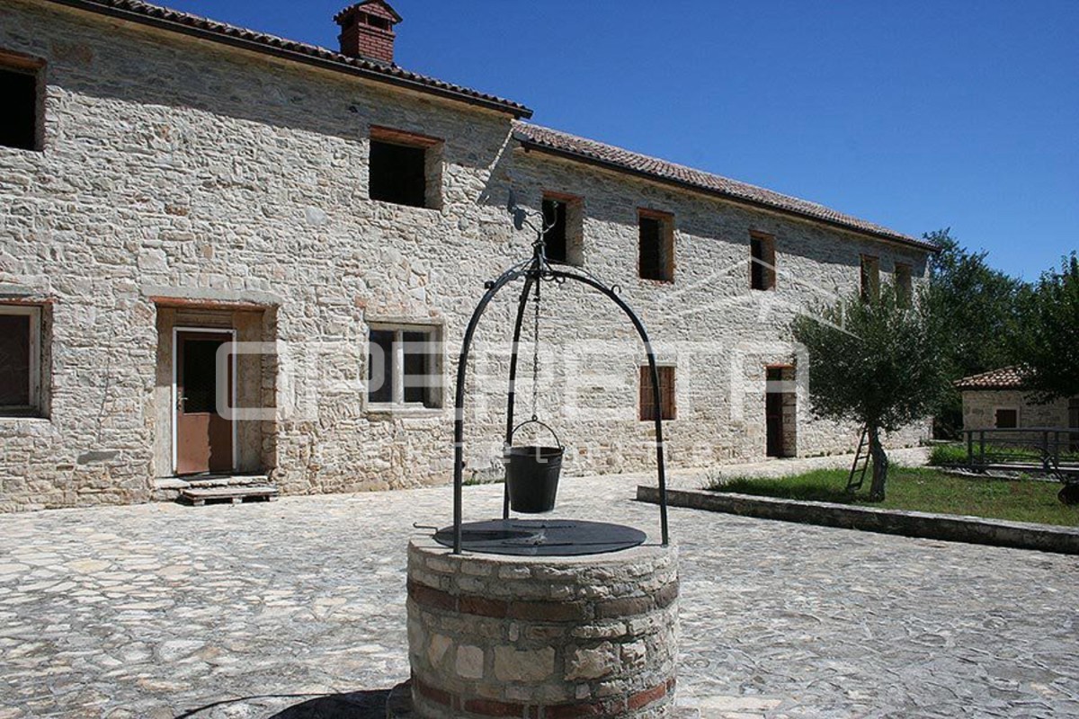 Buje, Kaštel - posestvo 1909 m2 z gostinsko namembnostjo in nastanitvijo