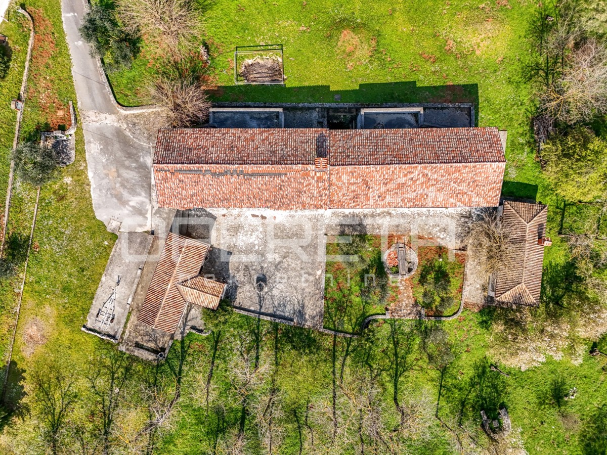 Buje, Kaštel - posestvo 1909 m2 z gostinsko namembnostjo in nastanitvijo