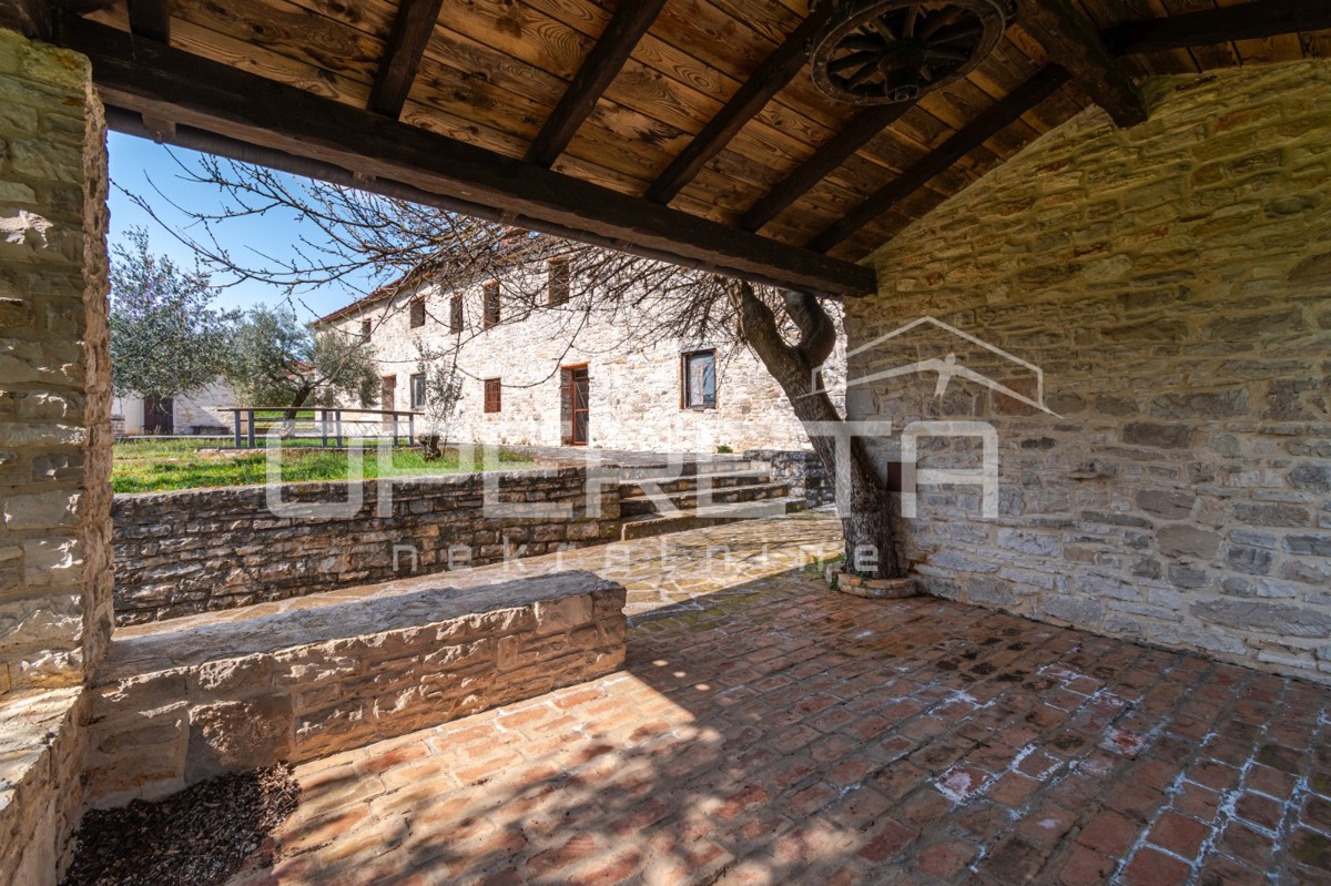 Buje, Kaštel - posestvo 1909 m2 z gostinsko namembnostjo in nastanitvijo