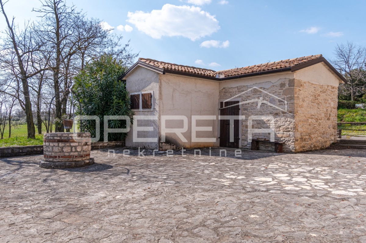 Buje, Kaštel - posestvo 1909 m2 z gostinsko namembnostjo in nastanitvijo