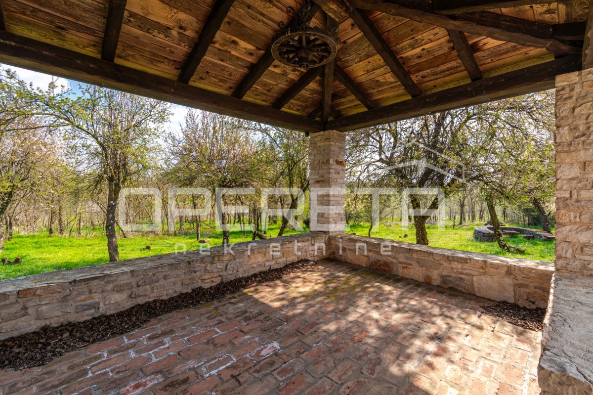 Buje, Kaštel - posestvo 1909 m2 z gostinsko namembnostjo in nastanitvijo