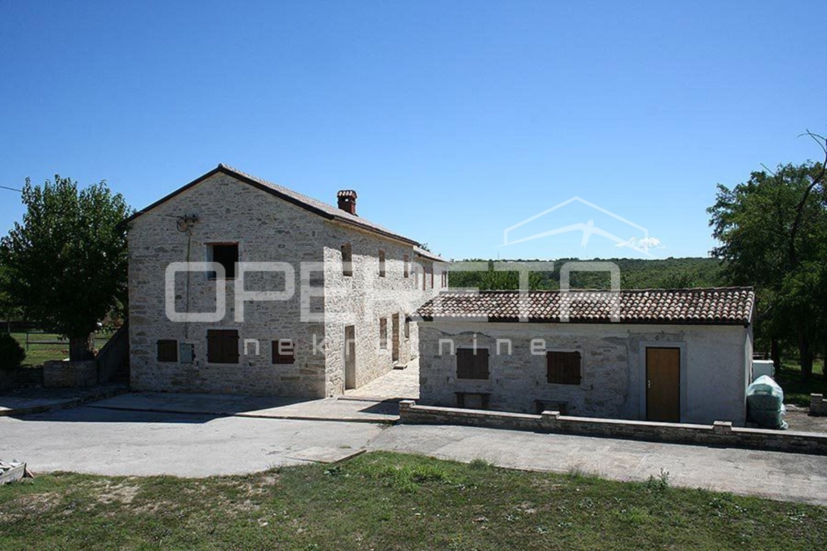 Buje, Kaštel - posestvo 1909 m2 z gostinsko namembnostjo in nastanitvijo