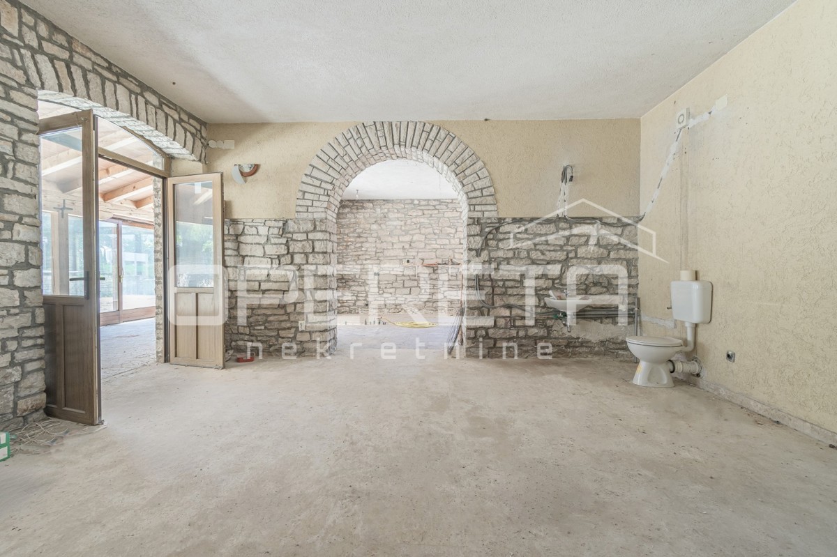 Istra, Kanfanar, poslovni prostor na prometni lokaciji, investicijska priložnost