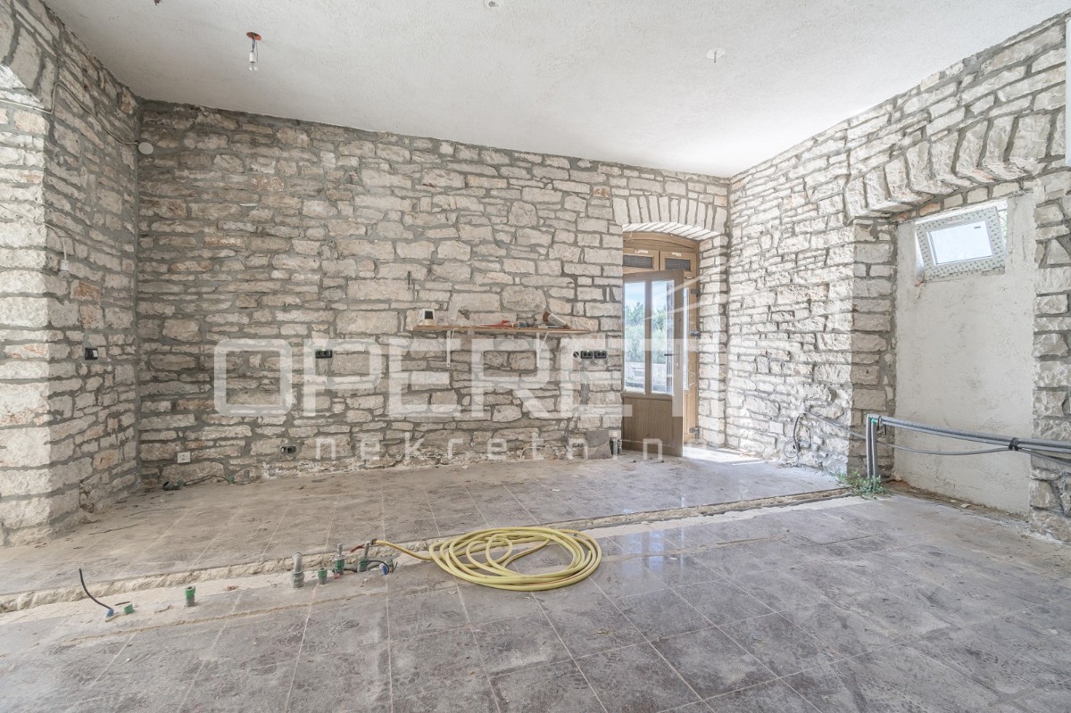 Istra, Kanfanar, poslovni prostor na prometni lokaciji, investicijska priložnost