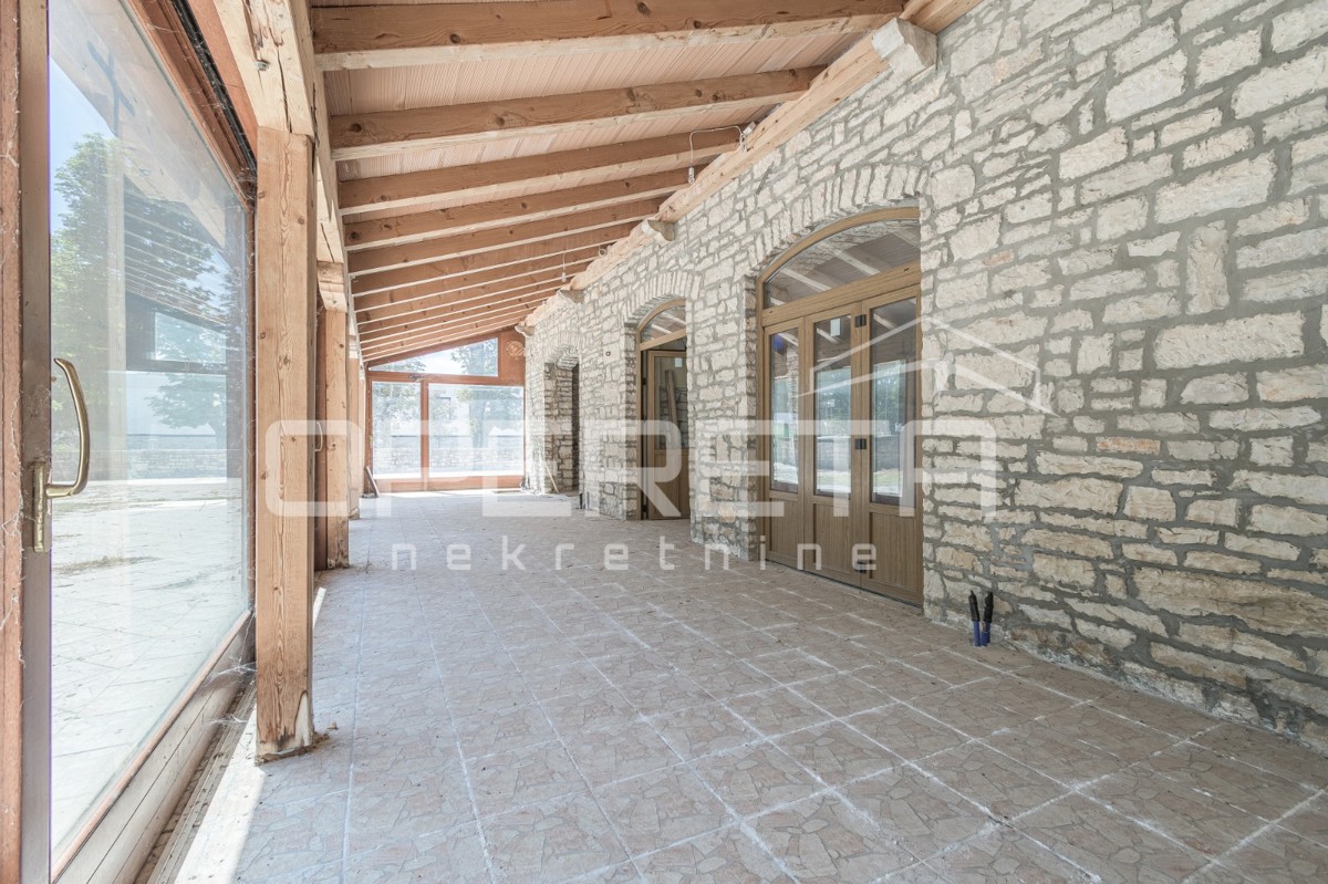 Istra, Kanfanar, poslovni prostor na prometni lokaciji, investicijska priložnost