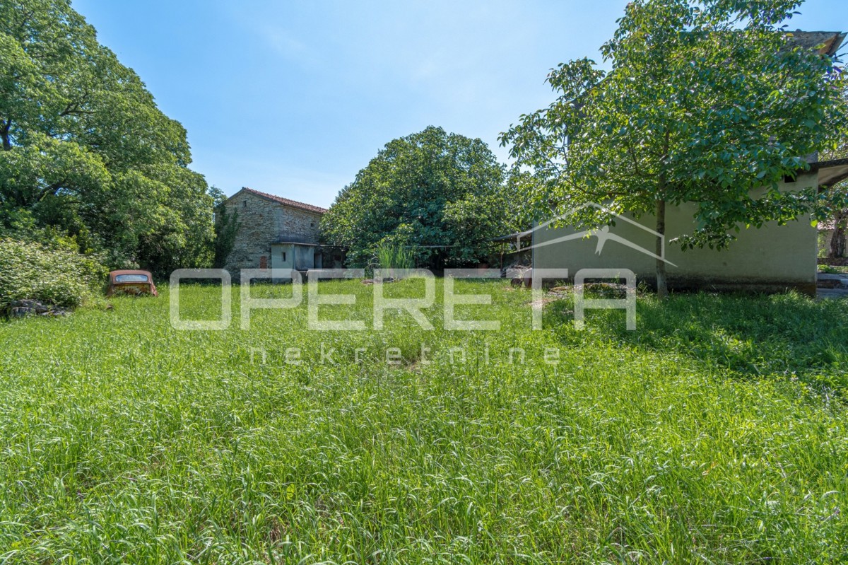 Idilična posest s 3 starimi hišami, kombinacija stavbnega/kmetijskega zemljišča 23900m2