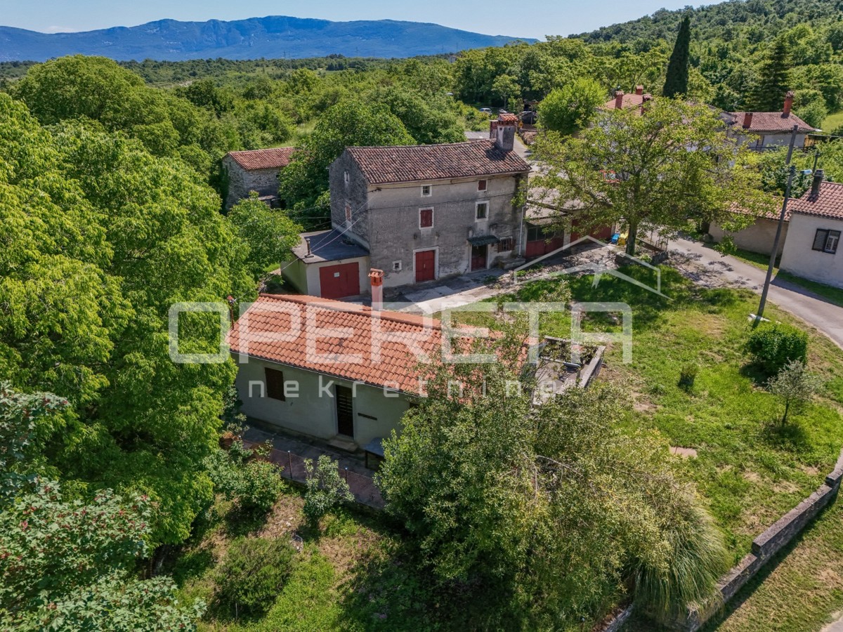 Idilična posest s 3 starimi hišami, kombinacija stavbnega/kmetijskega zemljišča 23900m2