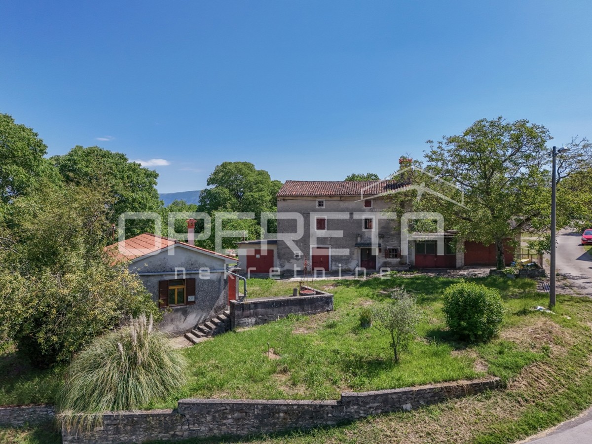 Idilična posest s 3 starimi hišami, kombinacija stavbnega/kmetijskega zemljišča 23900m2