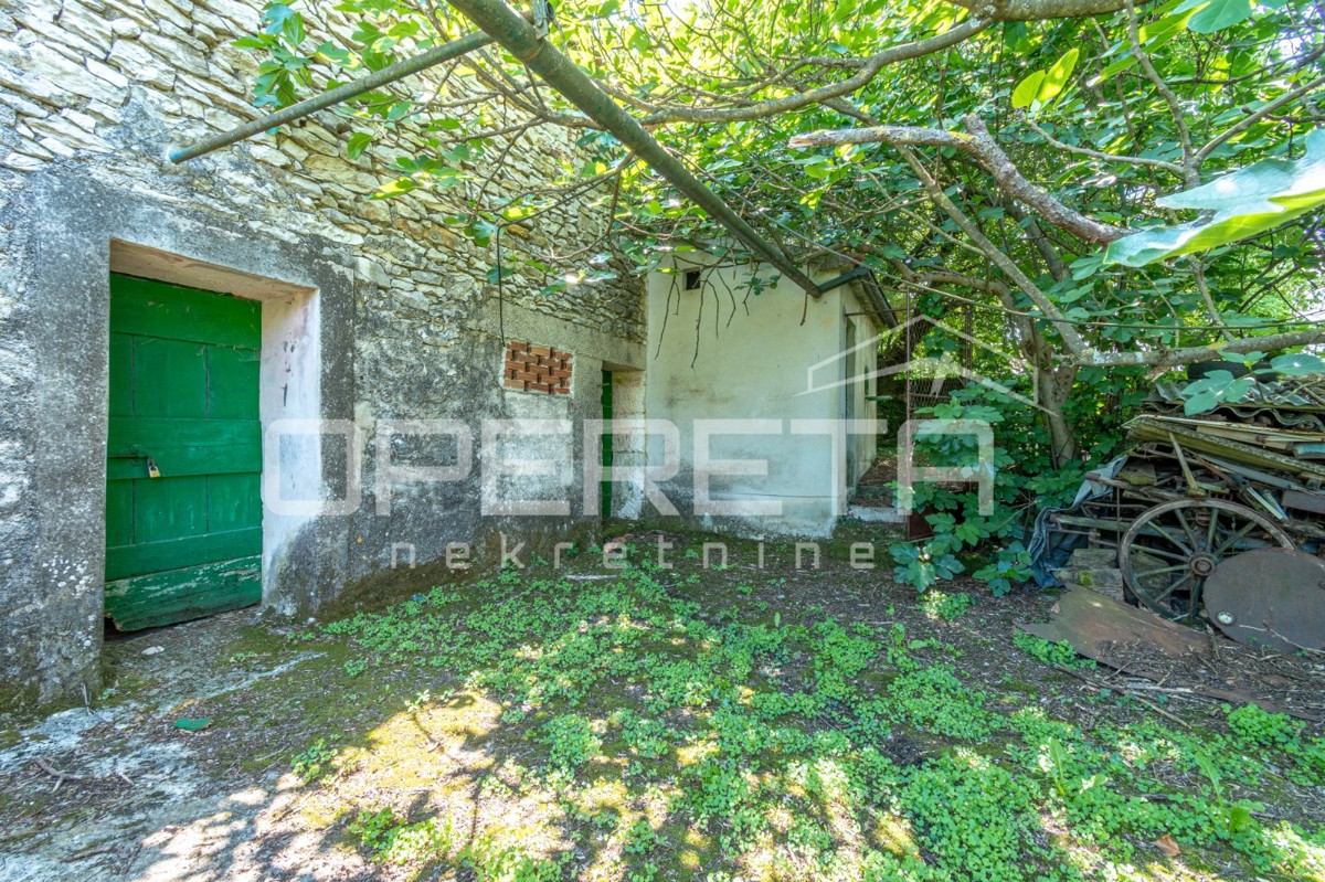 Idilična posest s 3 starimi hišami, kombinacija stavbnega/kmetijskega zemljišča 23900m2