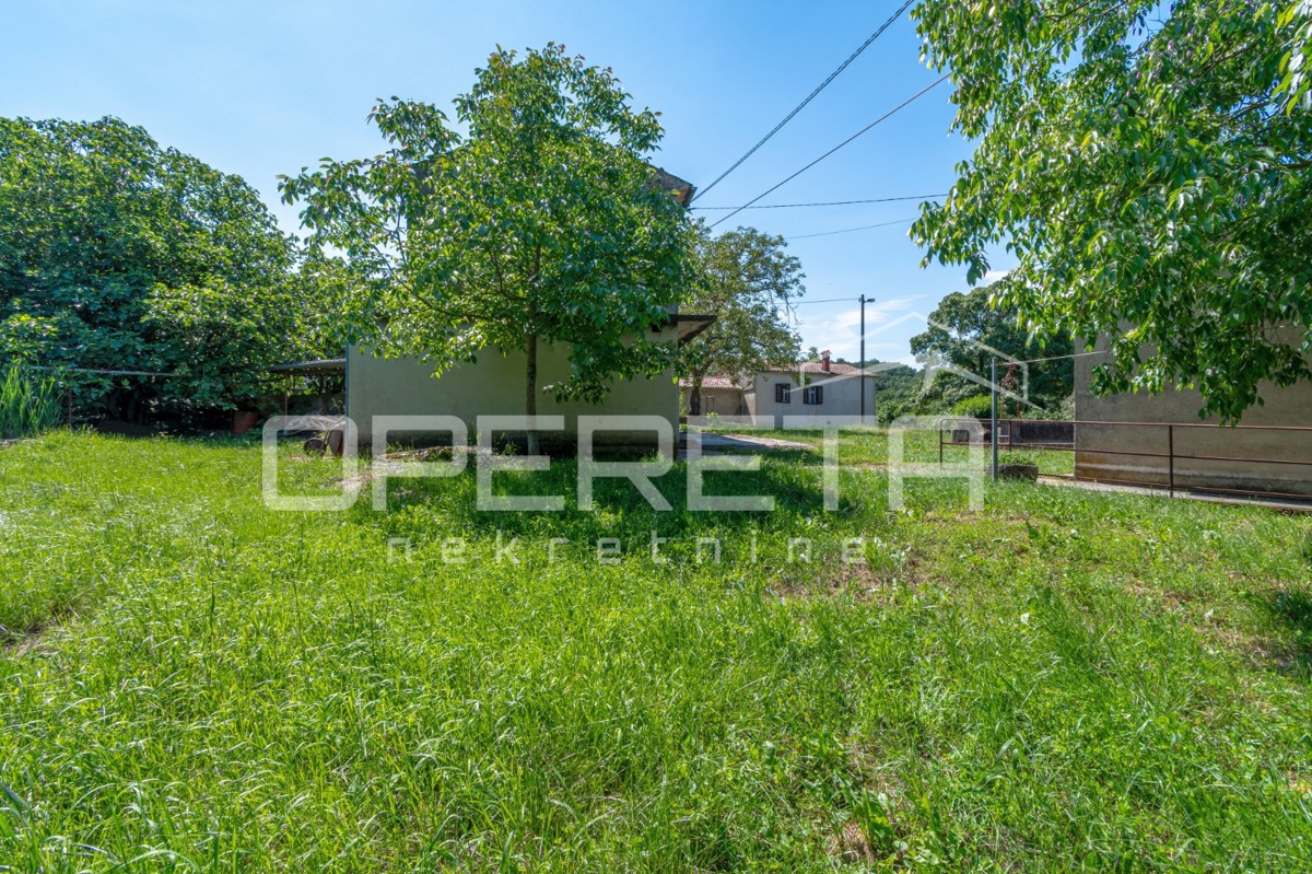 Idilična posest s 3 starimi hišami, kombinacija stavbnega/kmetijskega zemljišča 23900m2