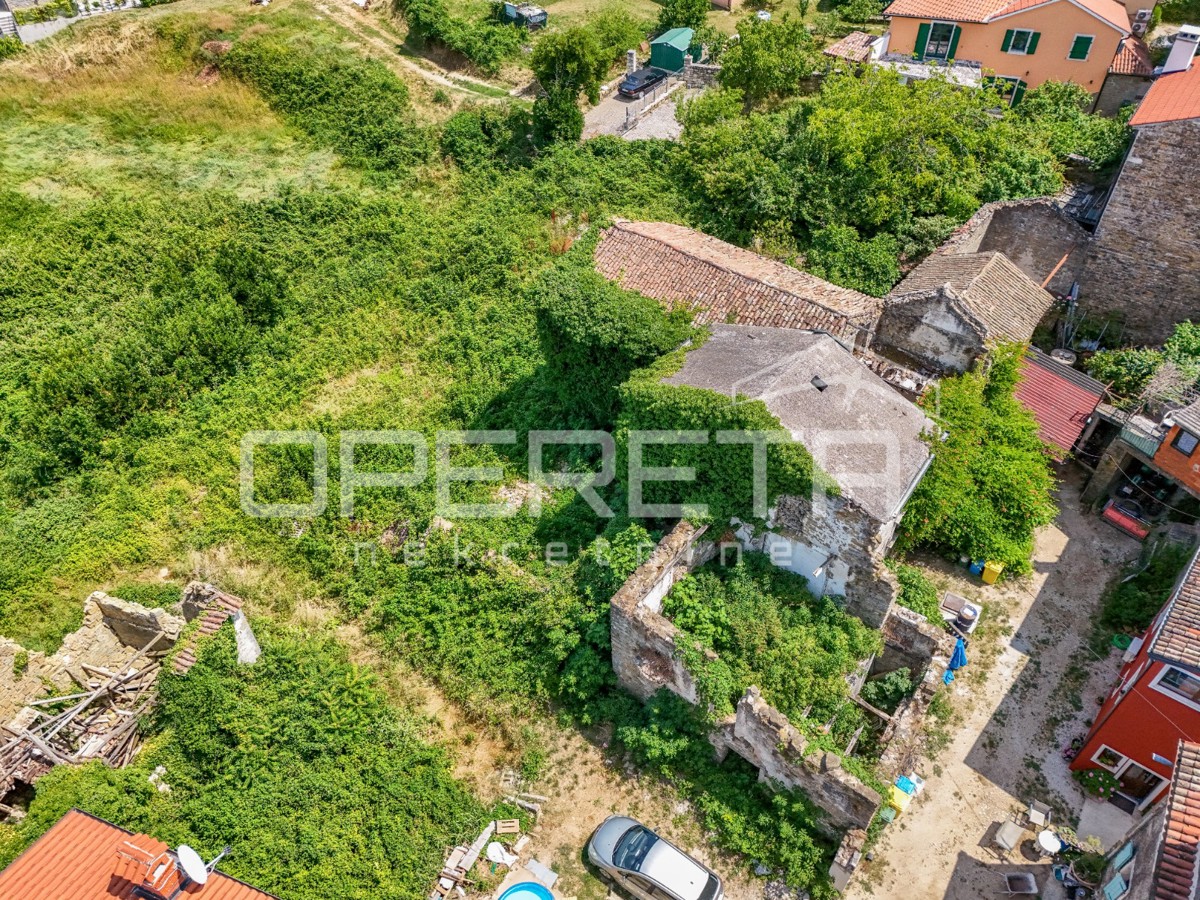 Istra, Momjan - avtohtone hiše za obnovo z gradbenim zemljiščem