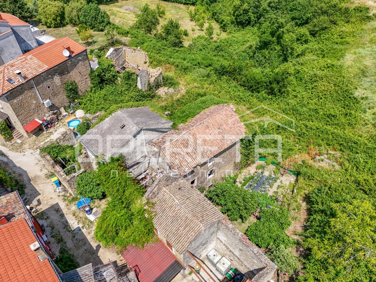 Istra, Momjan - avtohtone hiše za obnovo z gradbenim zemljiščem