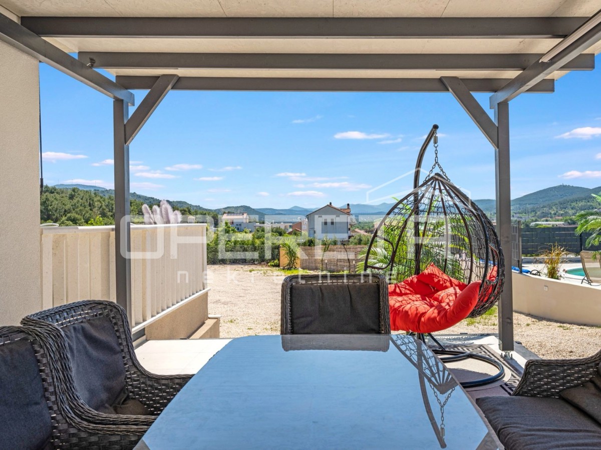 Luksuzna hiša z veliko parcelo, Šibenik- Bilice