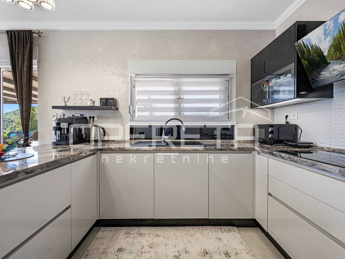 Luksuzna hiša z veliko parcelo, Šibenik- Bilice