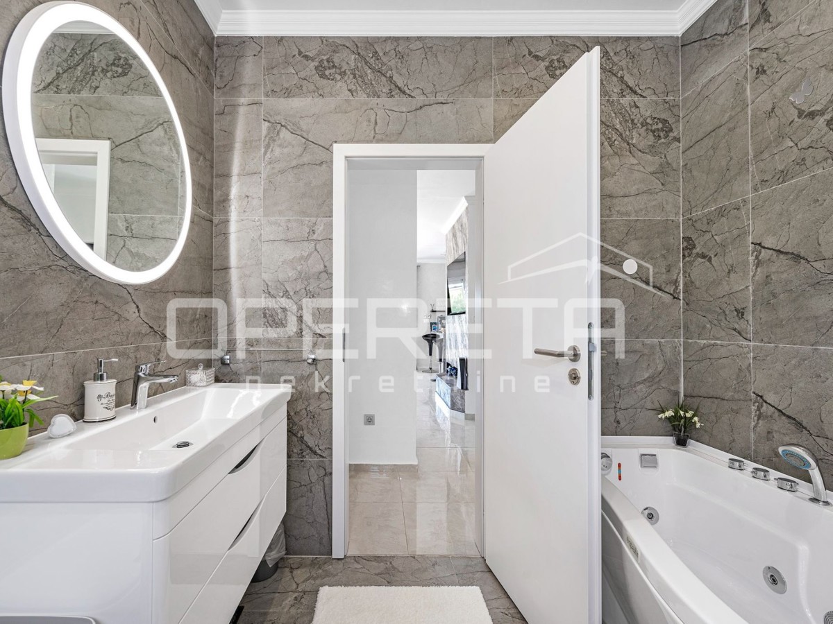 Luksuzna hiša z veliko parcelo, Šibenik- Bilice