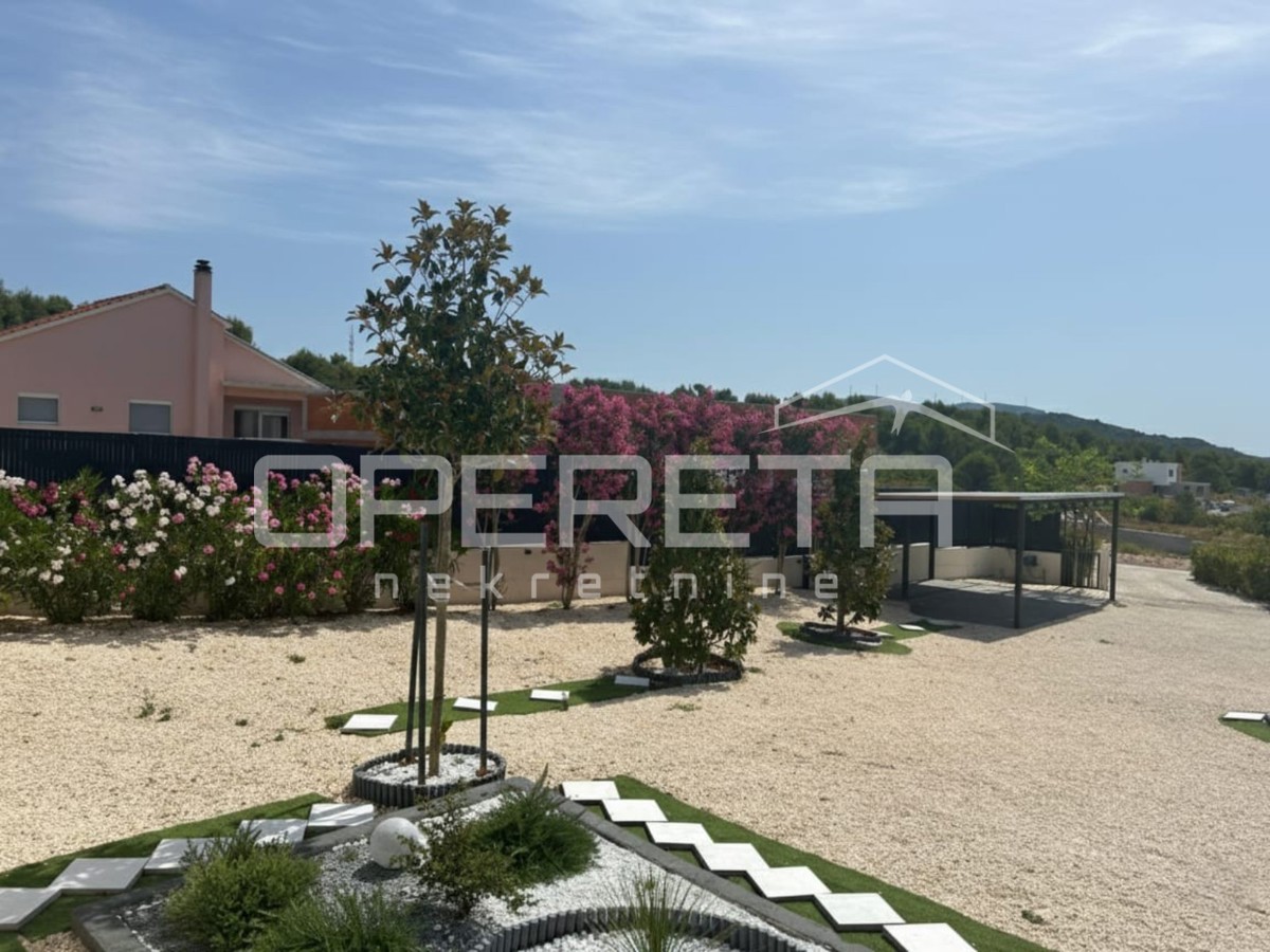 Luksuzna hiša z veliko parcelo, Šibenik- Bilice