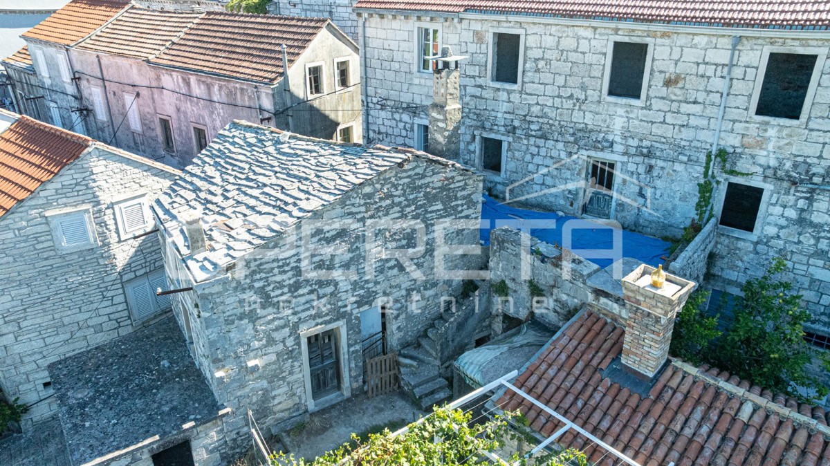 Šarmantne kamnite hiše za obnovo v srcu Žrnova, Korčula