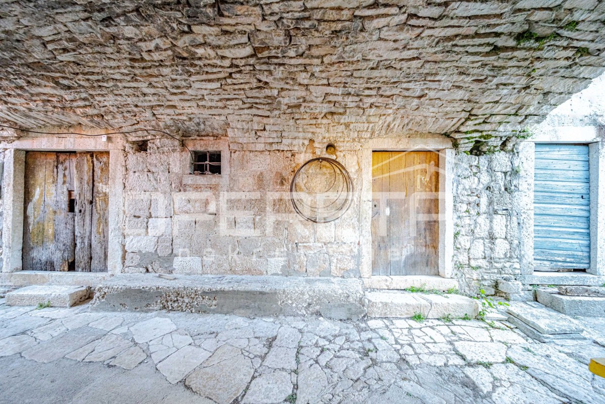 Šarmantne kamnite hiše za obnovo v srcu Žrnova, Korčula