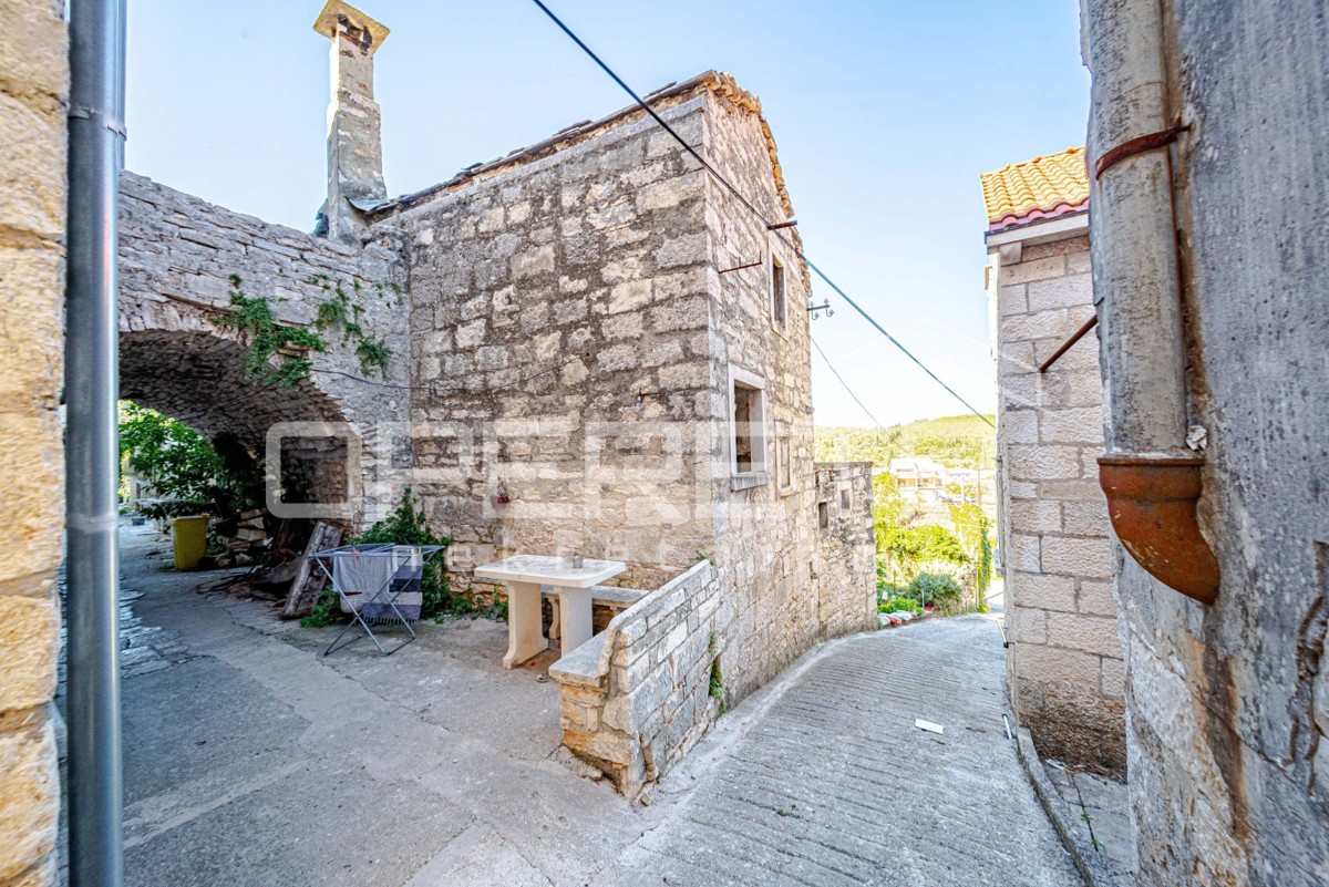 Šarmantne kamnite hiše za obnovo v srcu Žrnova, Korčula