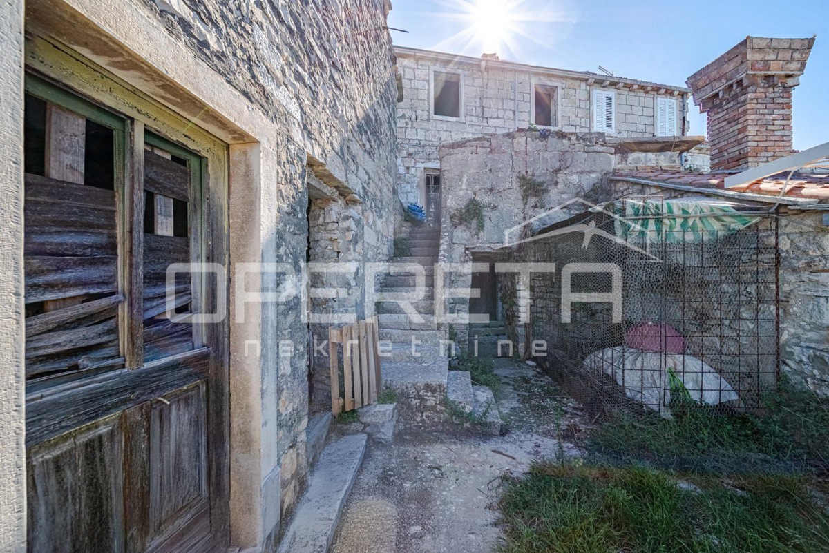 Šarmantne kamnite hiše za obnovo v srcu Žrnova, Korčula