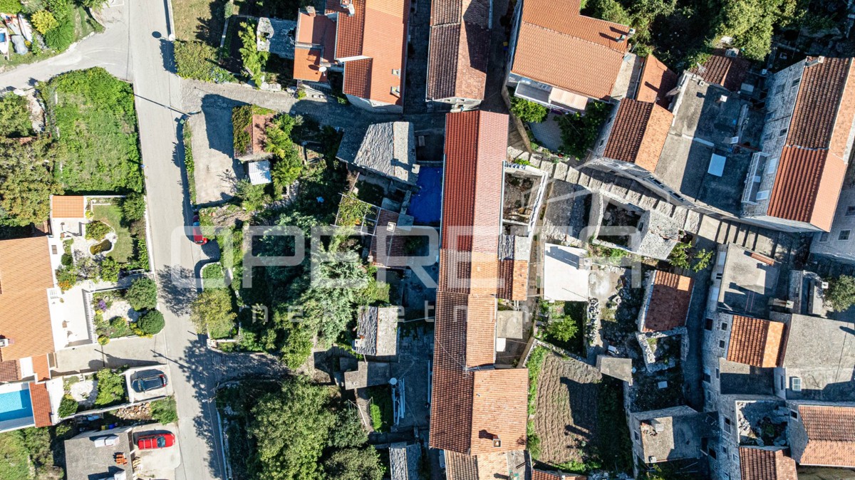 Šarmantne kamnite hiše za obnovo v srcu Žrnova, Korčula