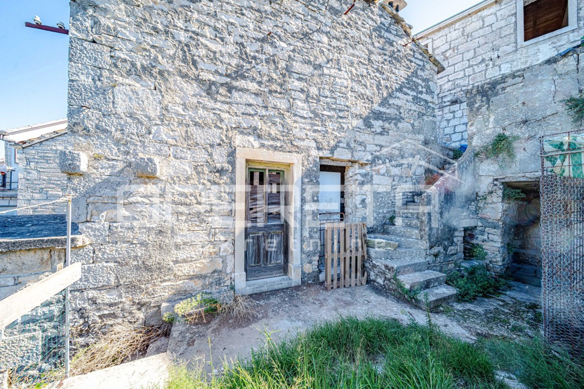 Šarmantne kamnite hiše za obnovo v srcu Žrnova, Korčula