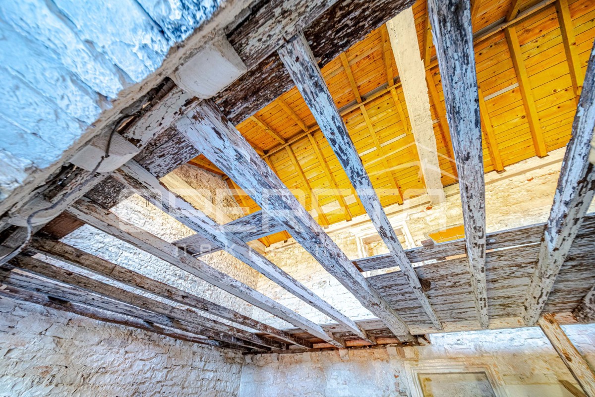 Šarmantne kamnite hiše za obnovo v srcu Žrnova, Korčula