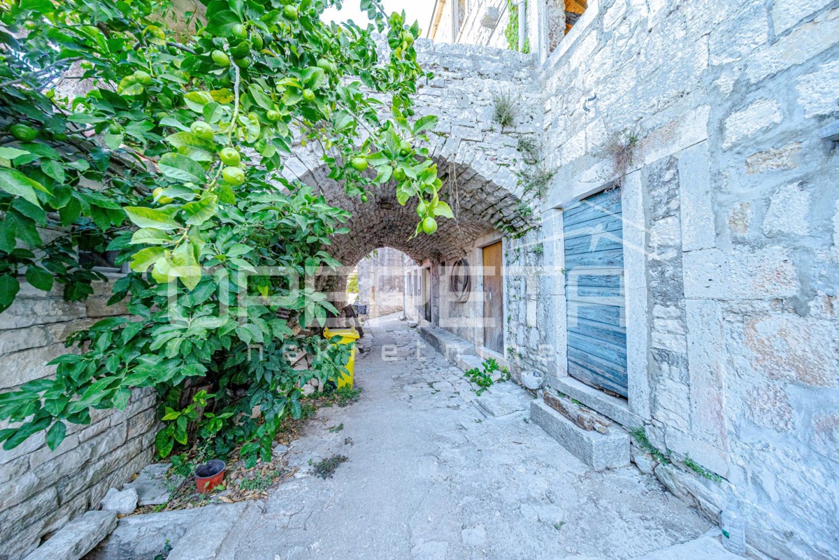 Šarmantne kamnite hiše za obnovo v srcu Žrnova, Korčula