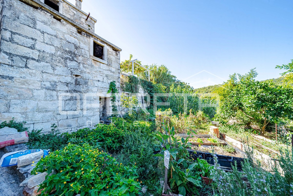 Šarmantne kamnite hiše za obnovo v srcu Žrnova, Korčula