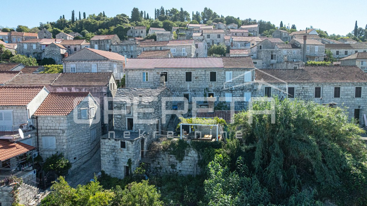 Šarmantne kamnite hiše za obnovo v srcu Žrnova, Korčula