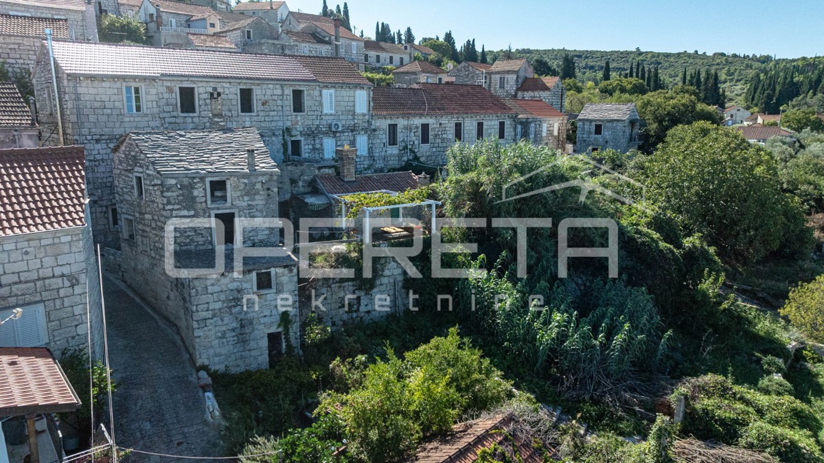 Šarmantne kamnite hiše za obnovo v srcu Žrnova, Korčula